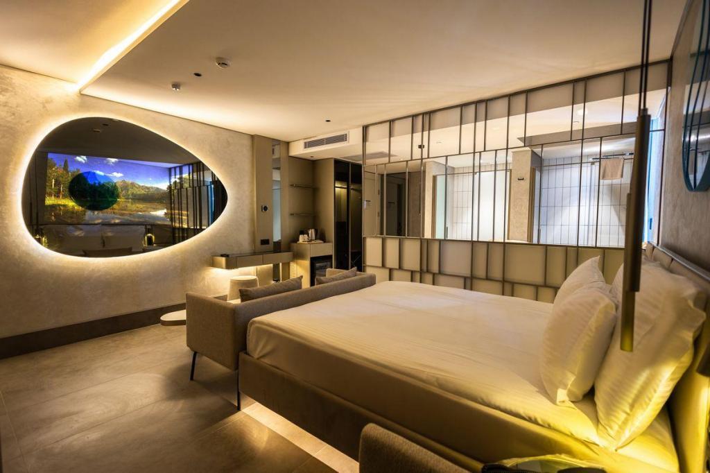 Four Hills Hotel — 3