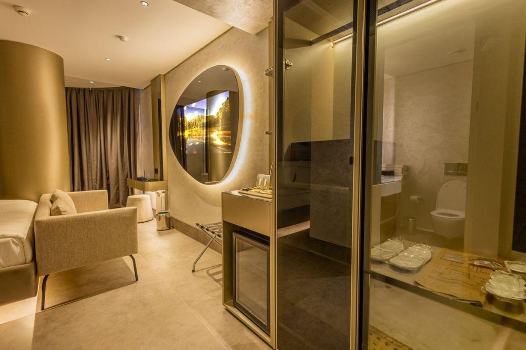 Four Hills Hotel — 8