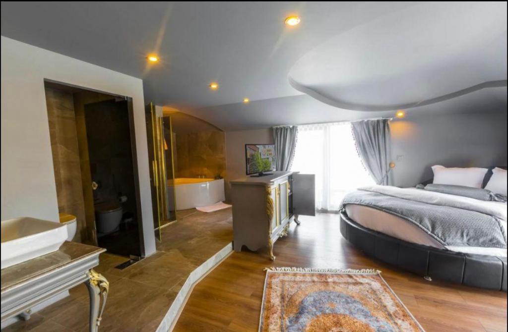 Real King Suite Hotel — 8