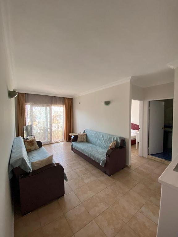 Basils Apart Hotel — 2