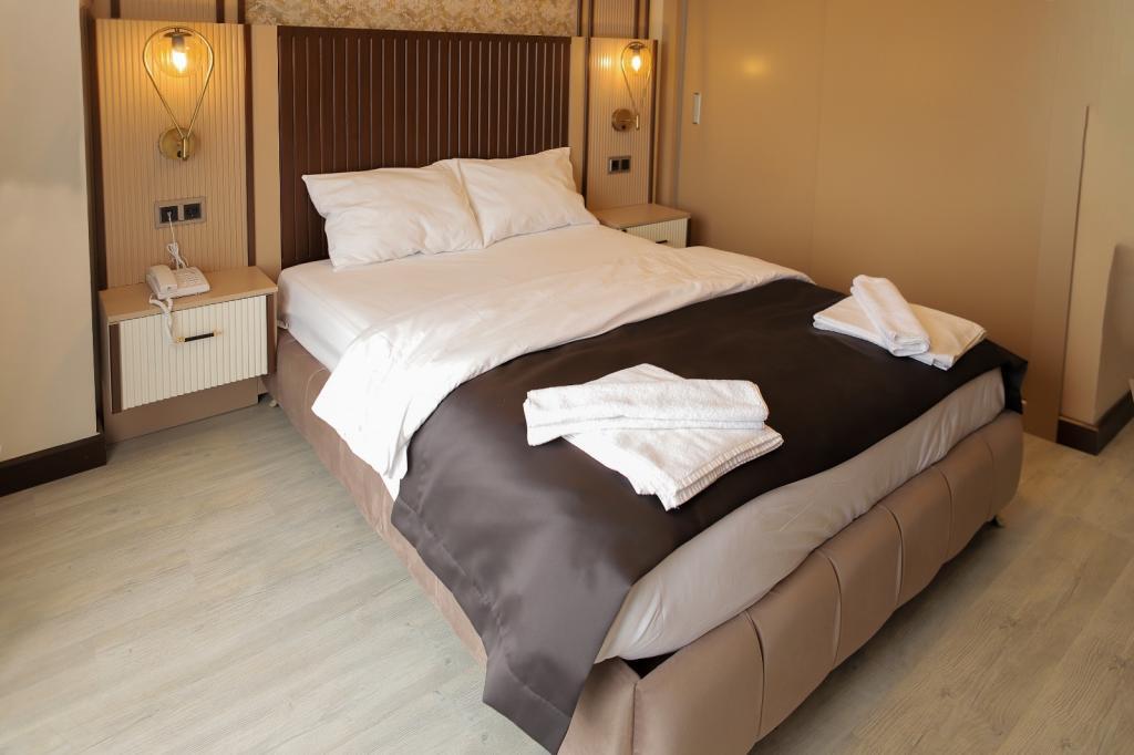 Edens Hotel VAN — 2