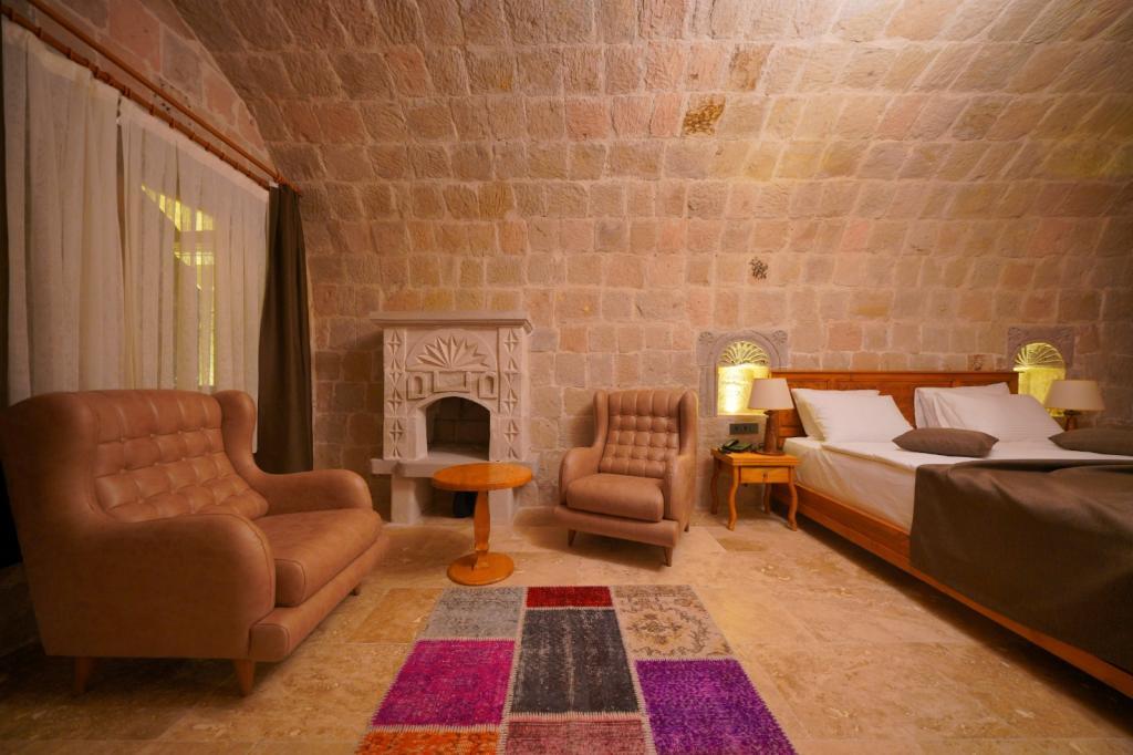 Secret Hill Cave Suites — 10