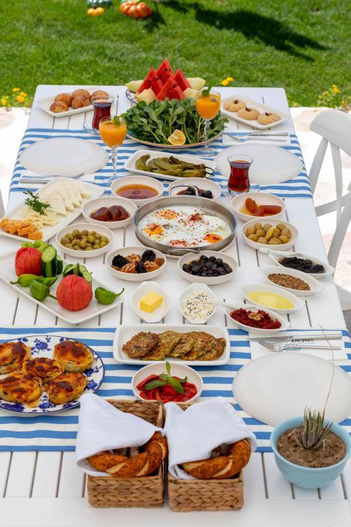 Mavi Beyaz Türkevi Otel (Datça Merkez) — 2