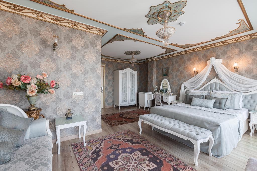Romantic Hotel — 9