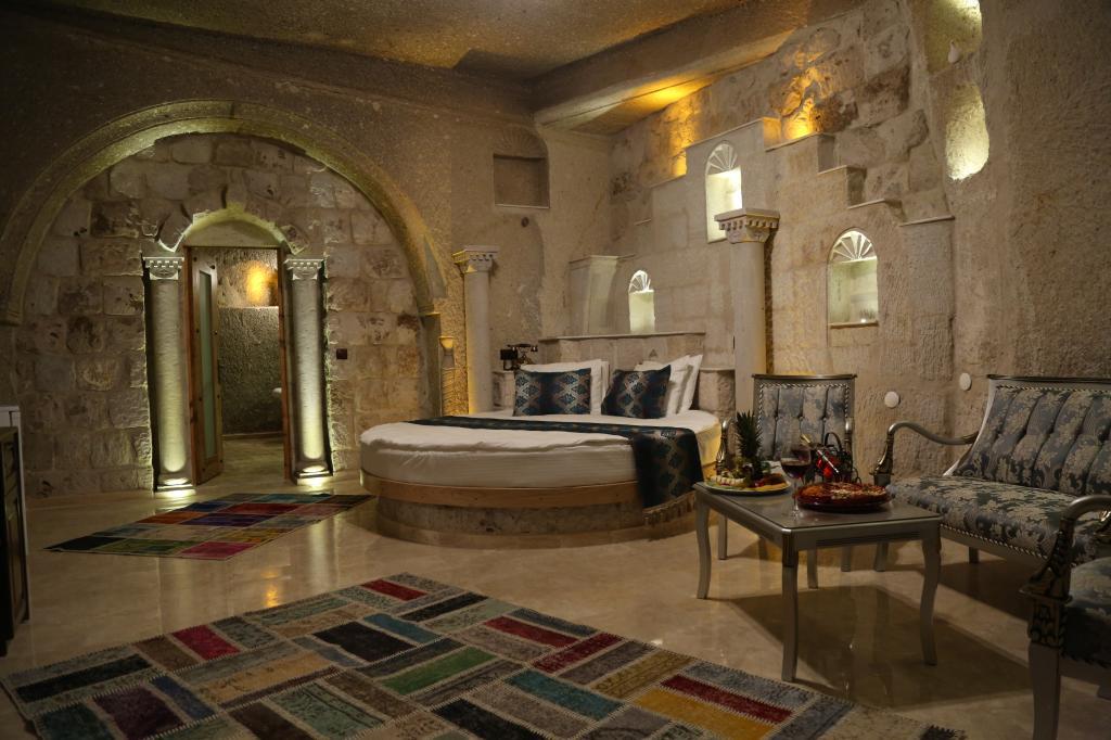 Roma Cave Suite — 4