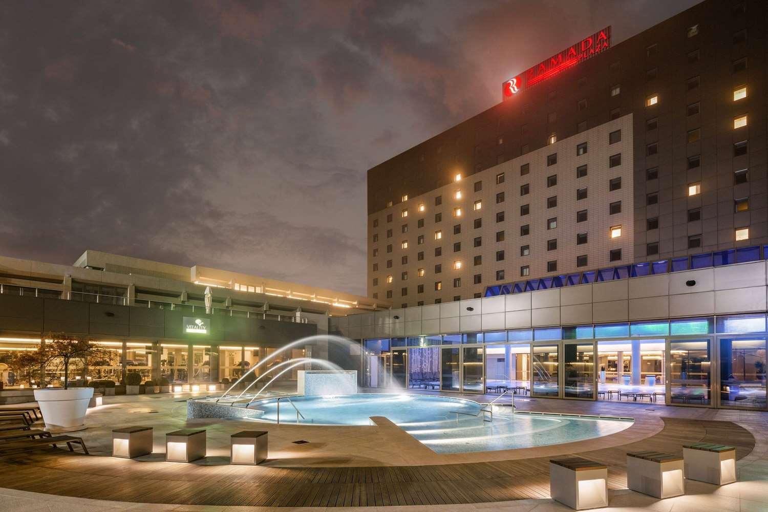 Ramada Plaza by Wyndham Bucharest Convention Center — 10