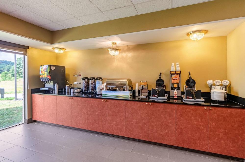 Comfort Inn & Suites Christiansburg I-81 — 7