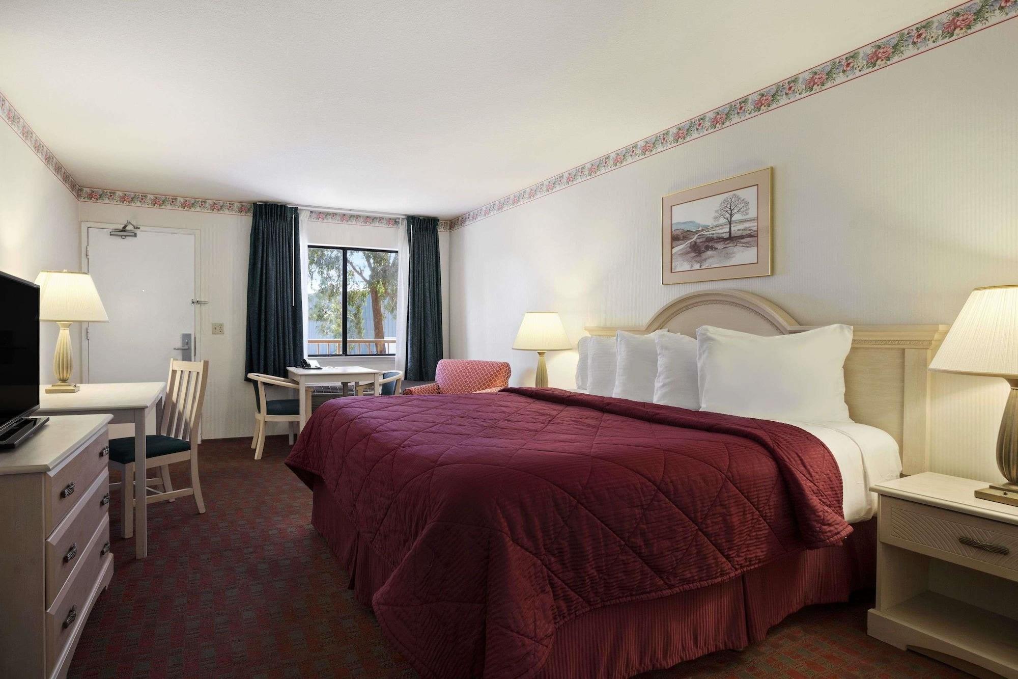 Days Inn by Wyndham Gilroy — 7