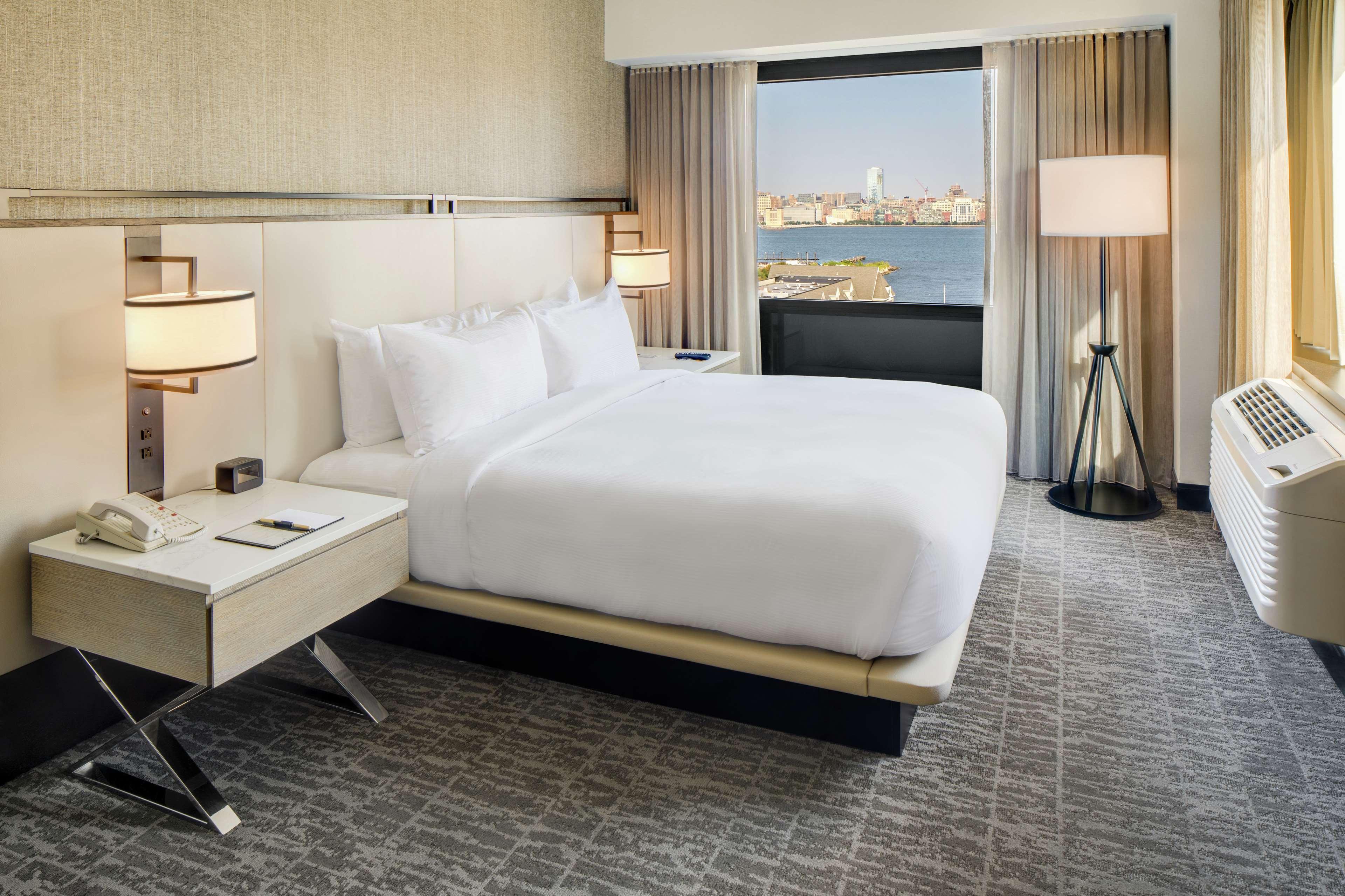 DoubleTree by Hilton Hotel Jersey City — 9