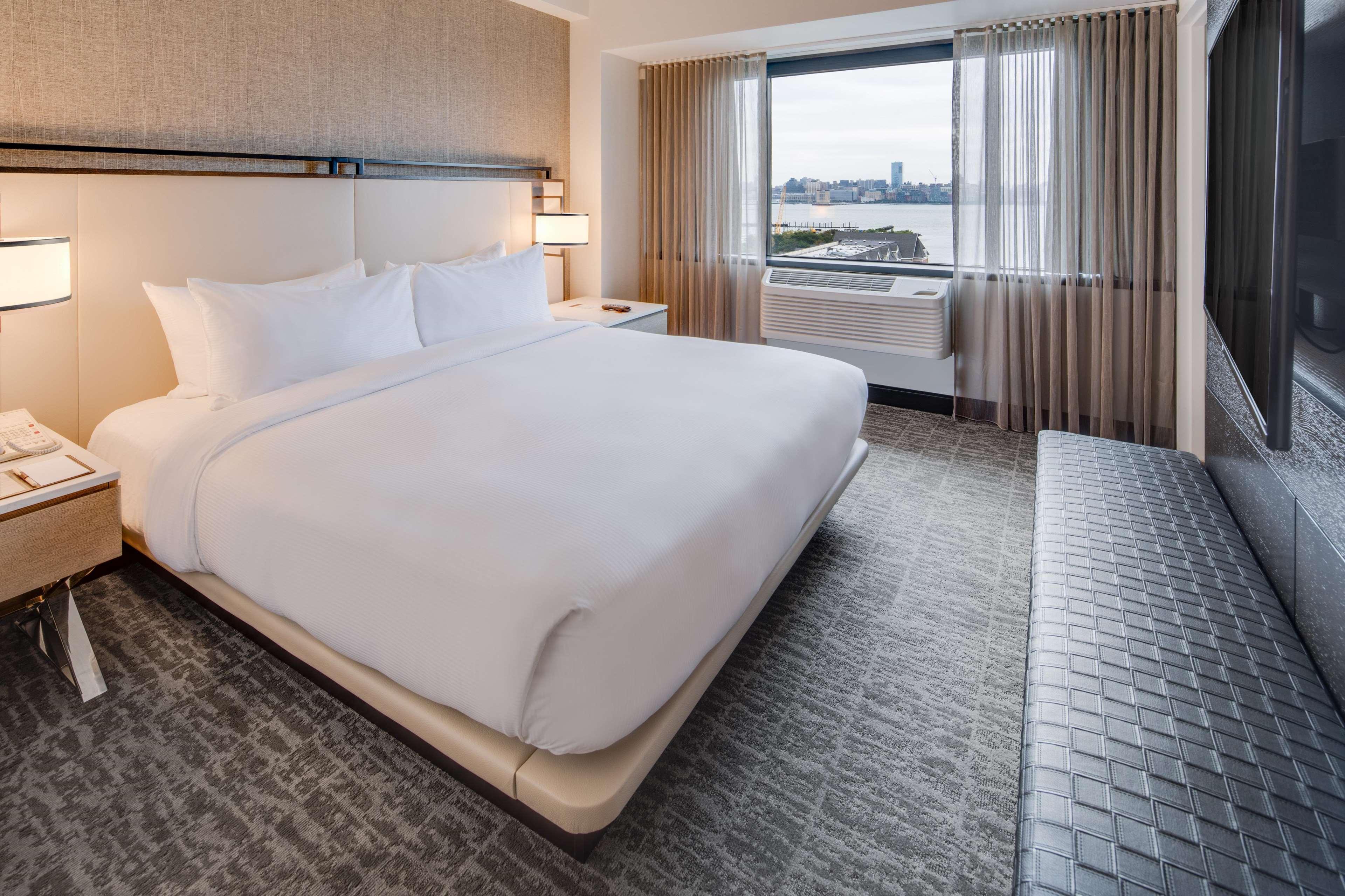 DoubleTree by Hilton Hotel Jersey City — 8