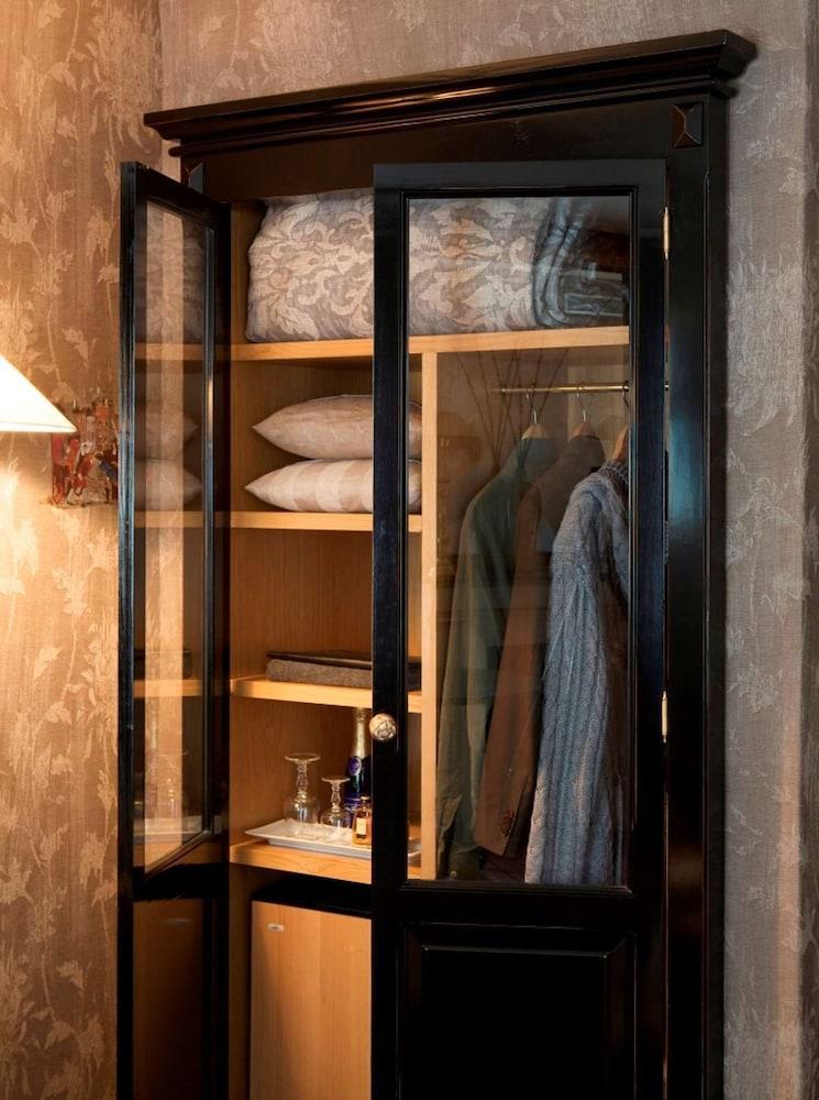 HOTEL CHATEAUBRIAND 7044 — 6