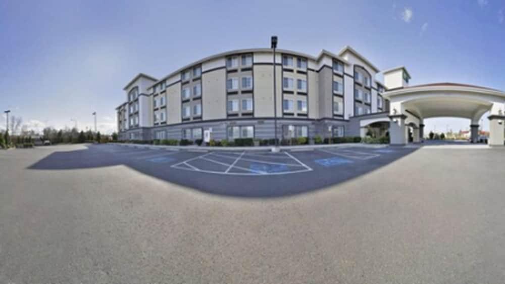 Holiday Inn Express and Suites Tacoma South Lakewood, an IHG Hotel — 4