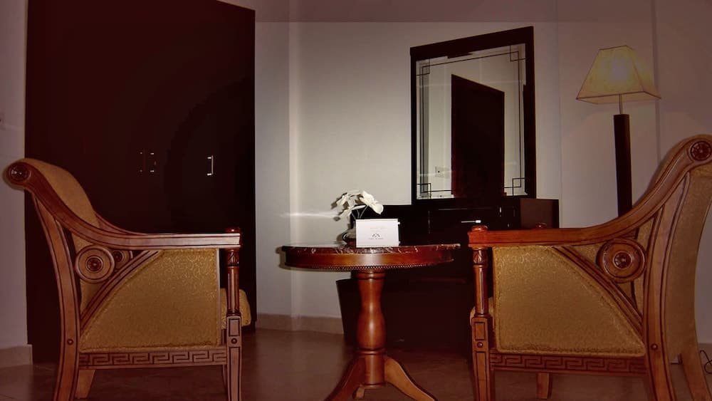 His Majestys Hotel — 4