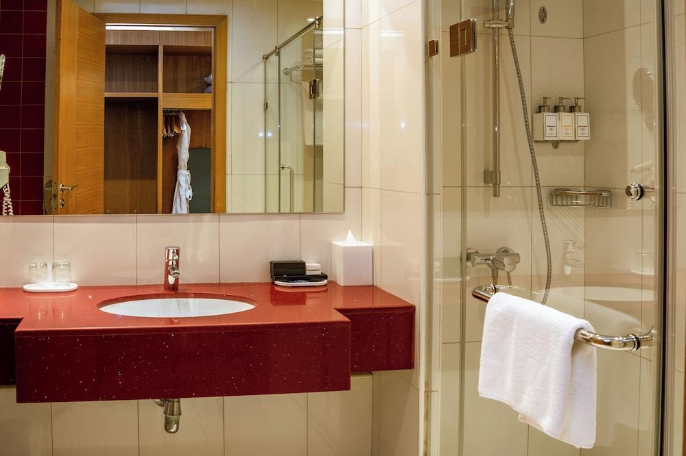 Golden Tulip Muscat 120534 — 9