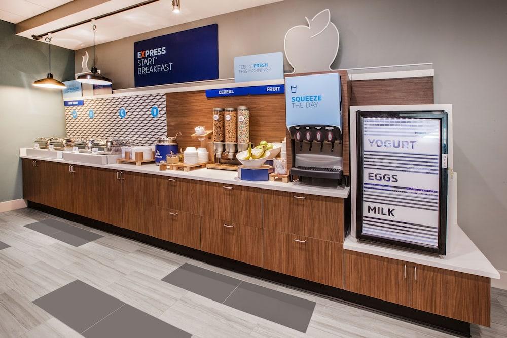 Holiday Inn Express and Suites Austin South — 7