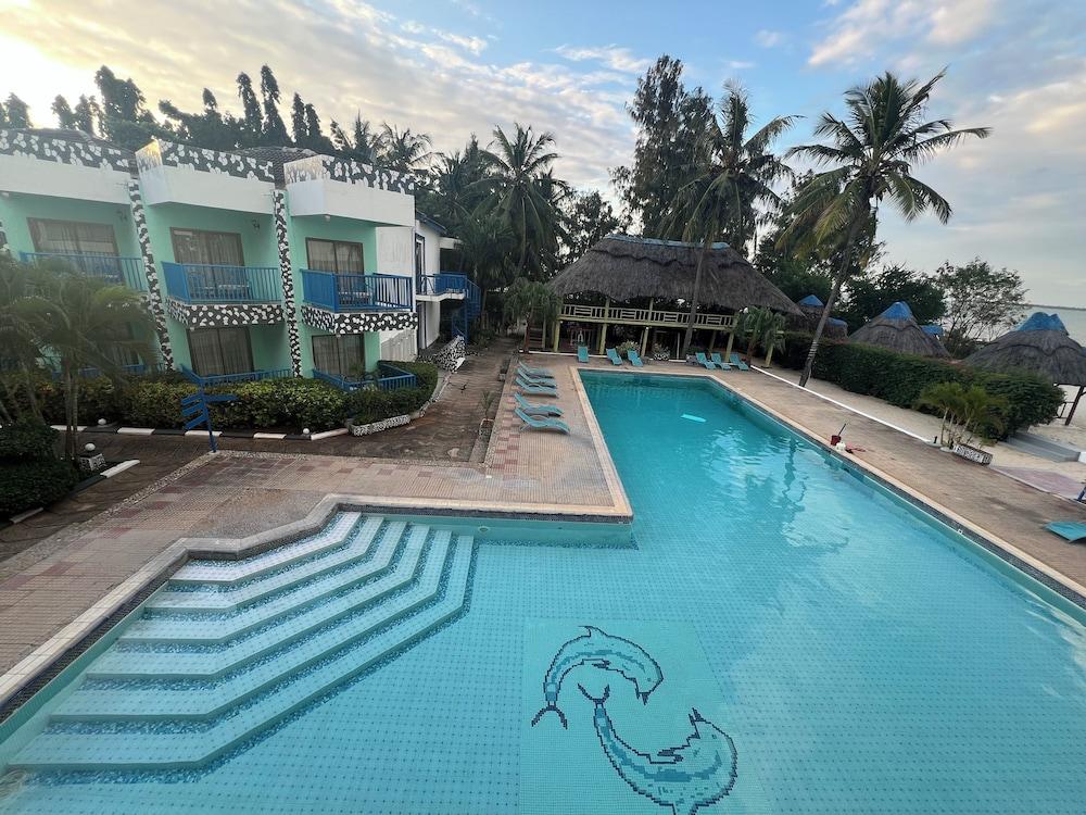 The Beach Comber Hotel and Resort 1152348 — 2
