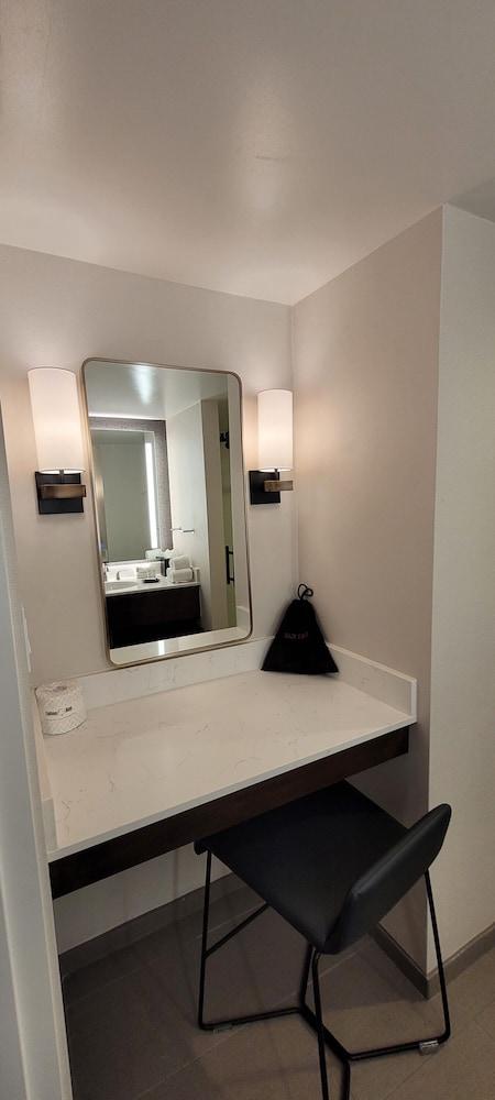 SHERATON MILWAUKEE BROOKFIELD HOTEL — 6