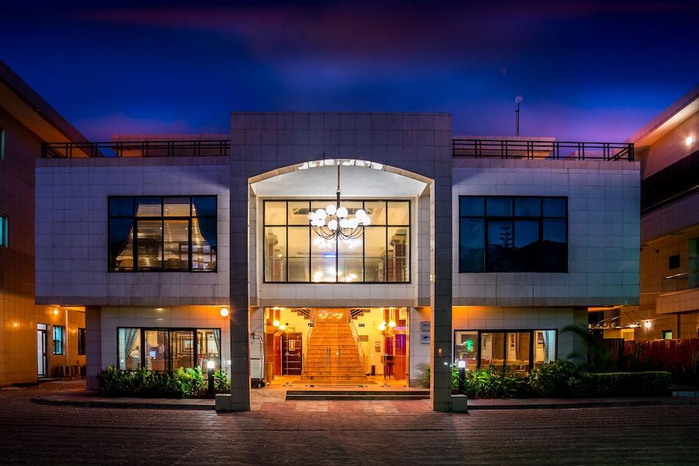 Protea Hotel By Marriott Lagos Kuramo Waters — 2