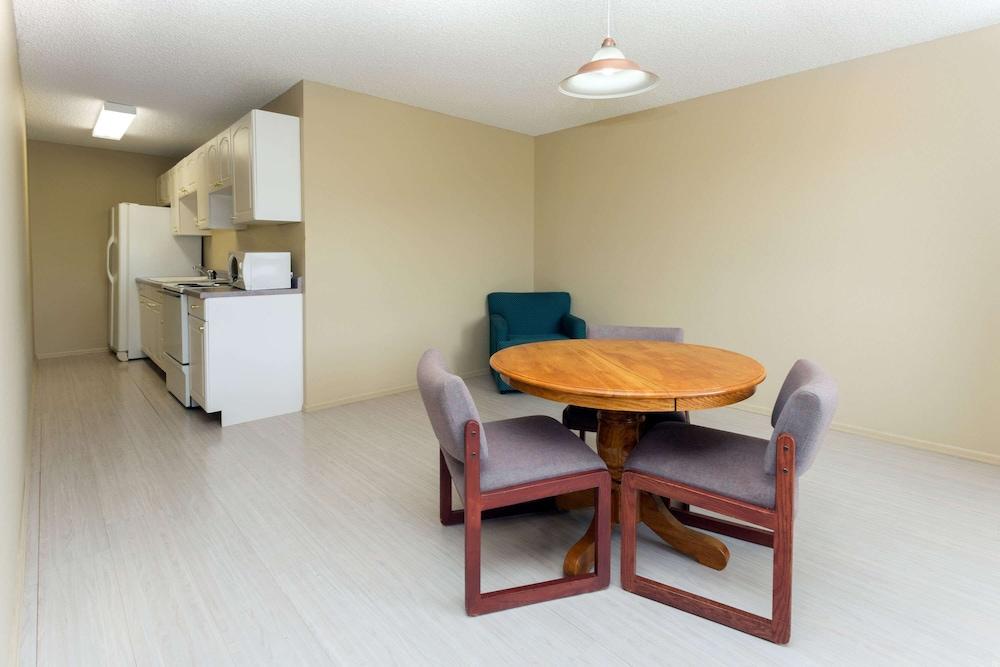 Days Inn by Wyndham Colorado Springs Airport — 7