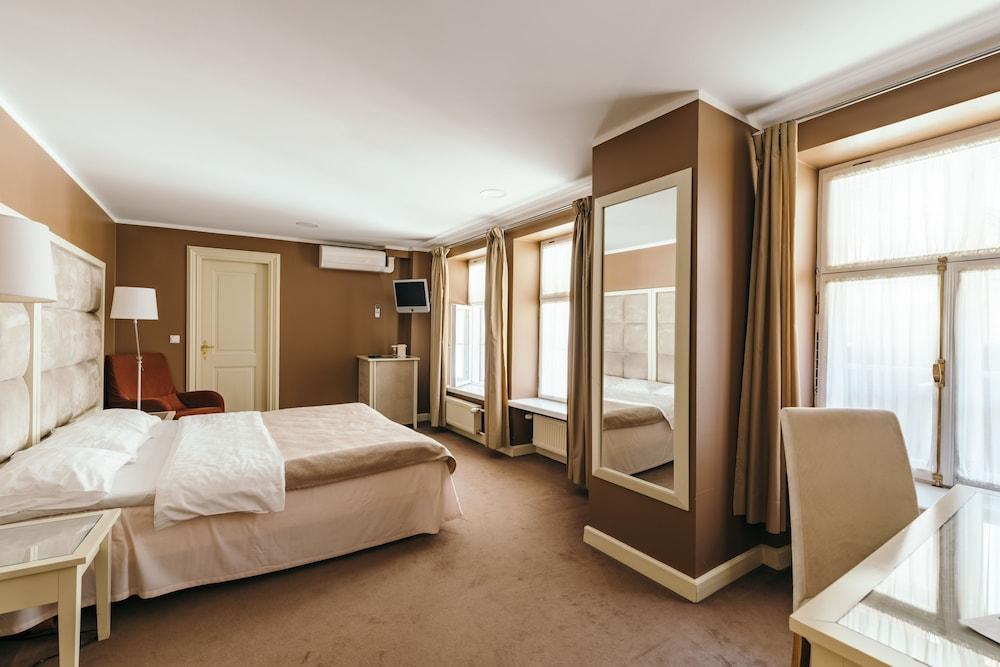 MERCHANT'S HOUSE HOTEL — 10