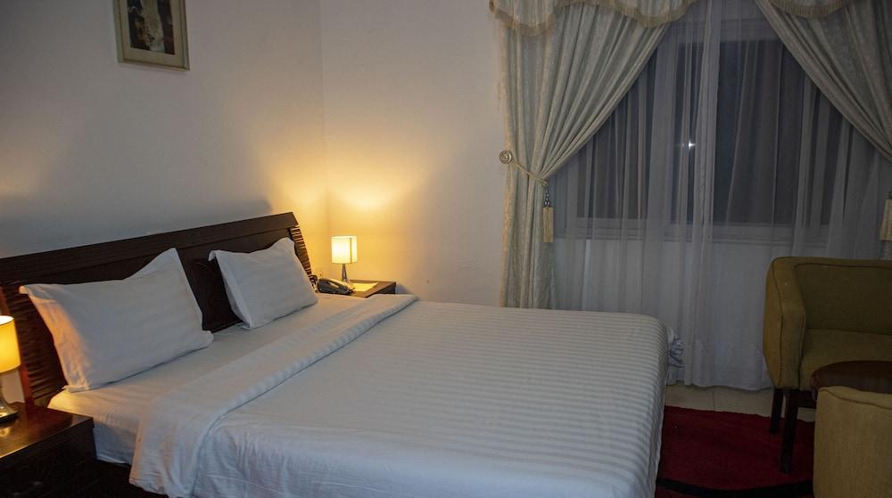 His Majestys Hotel — 10