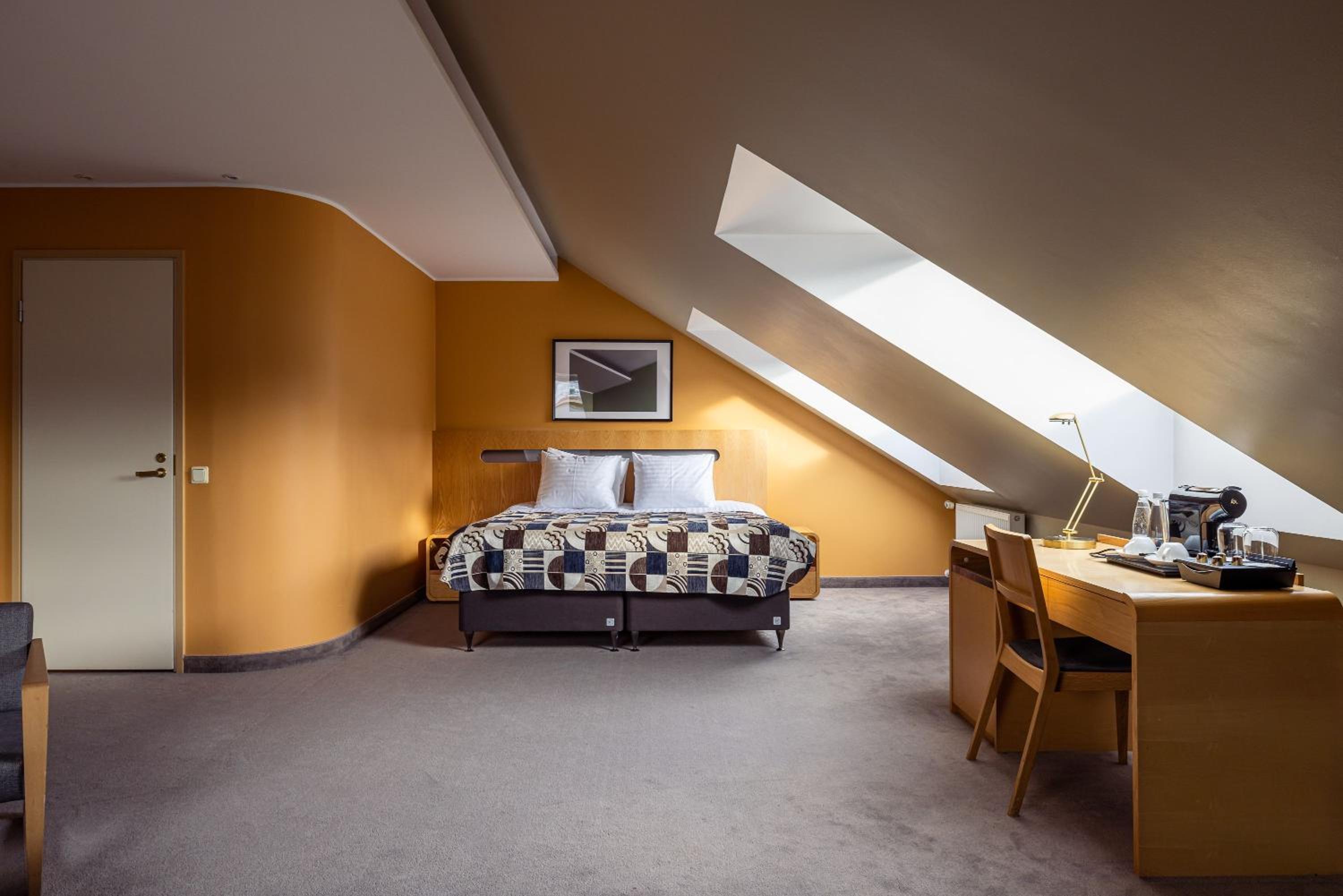 LONDON HOTEL 1025318 — 3