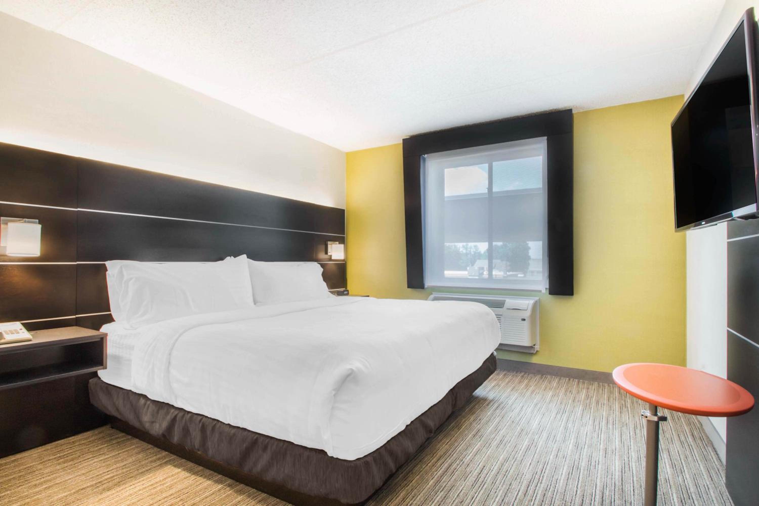 Holiday Inn Express And Suites Albany Airport- Wolf Road — 4