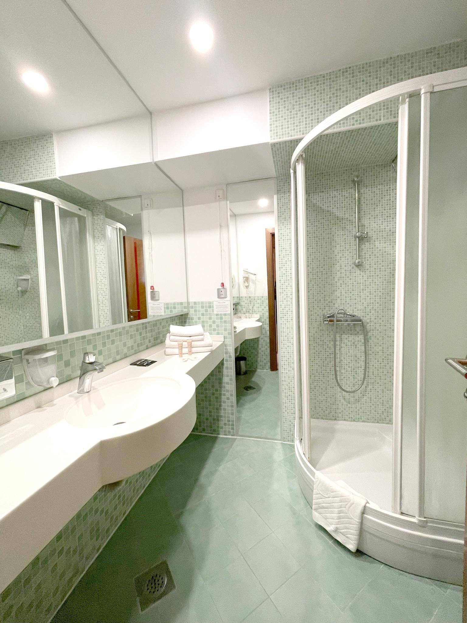 EXCLUSIVE HOTEL 969725 — 6