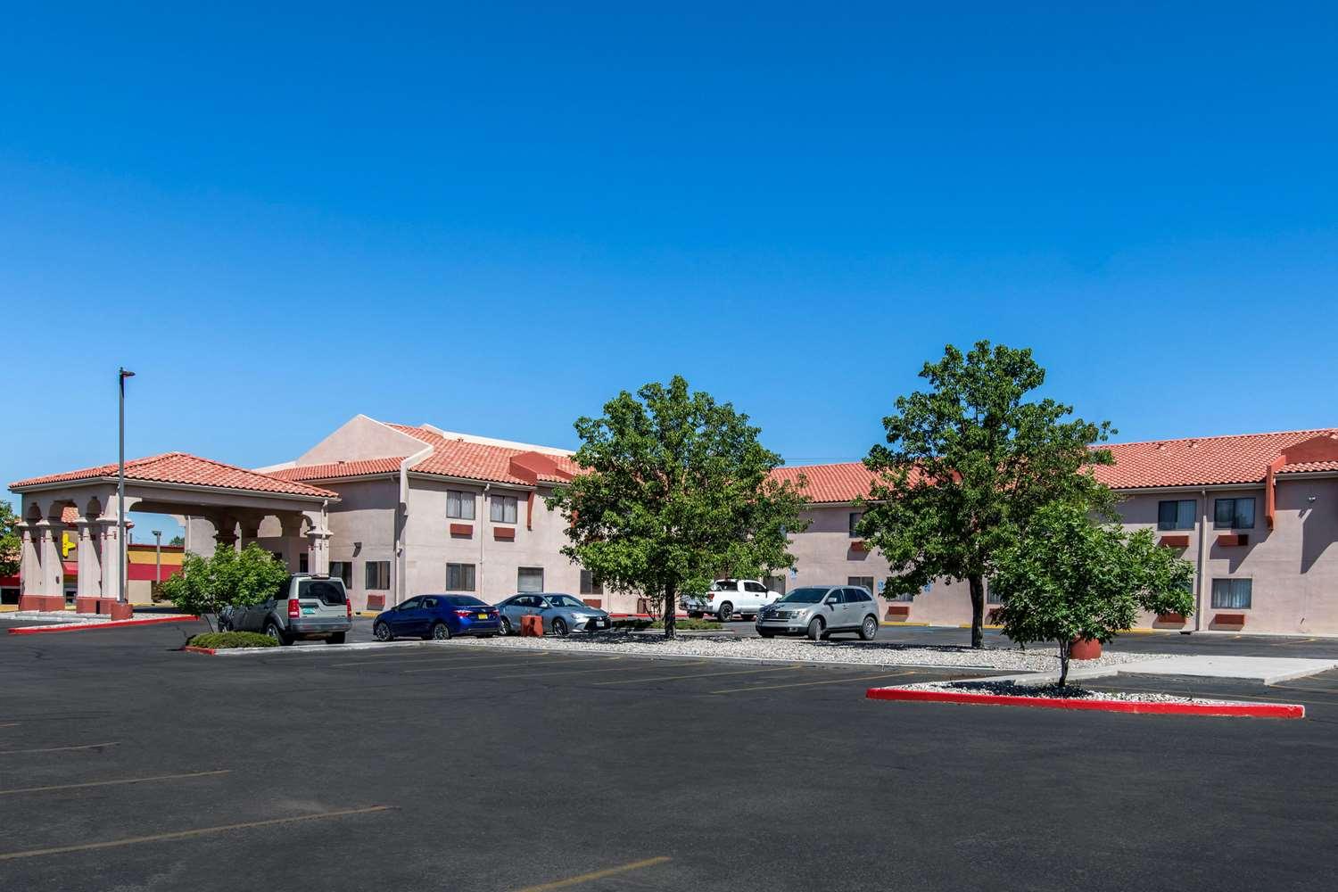 Quality Inn & Suites Albuquerque North Near Balloon Fiesta Park — 2