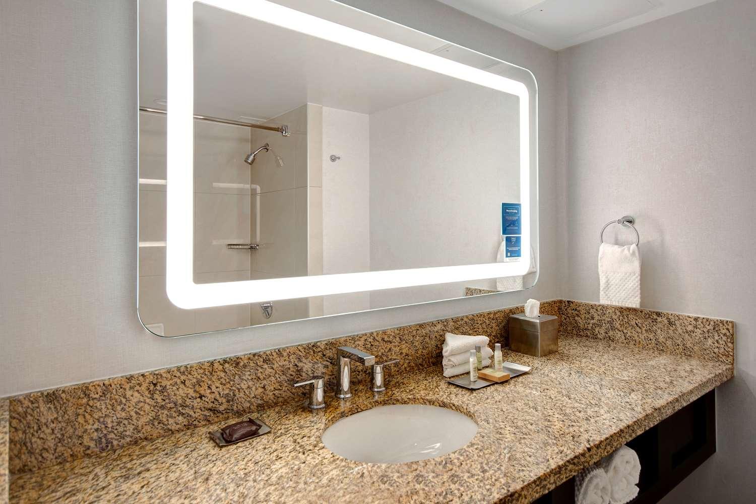 DoubleTree by Hilton Hotel LAX - El Segundo — 2