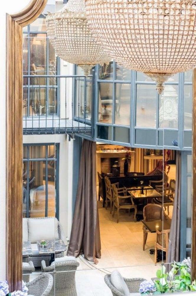 HOTEL CHATEAUBRIAND 7044 — 2
