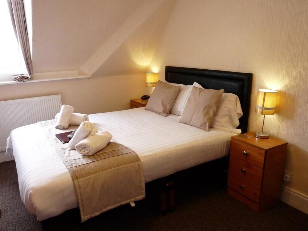 Hilbre Hotel — 8