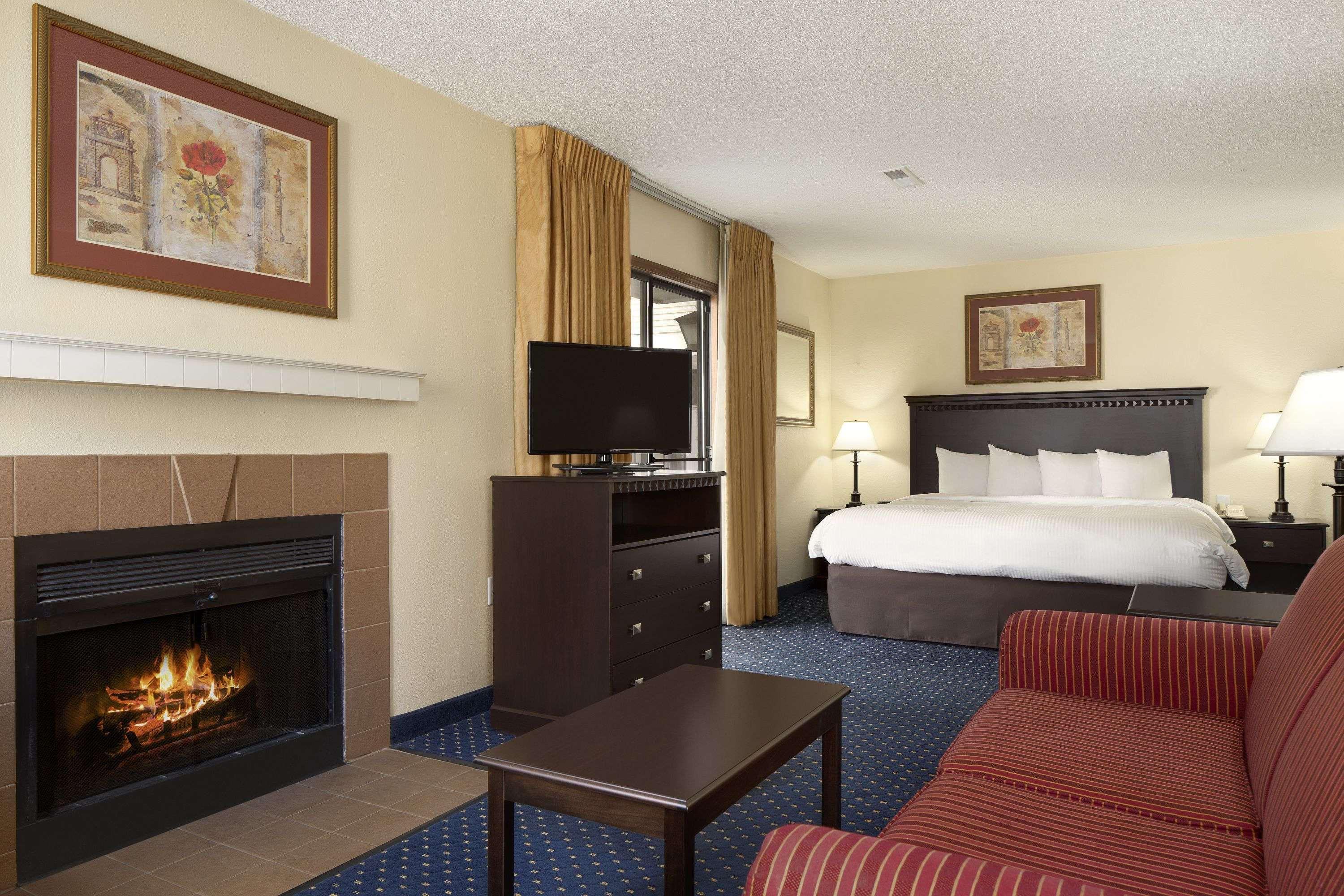 Hawthorn Suites by Wyndham Fort Wayne — 3