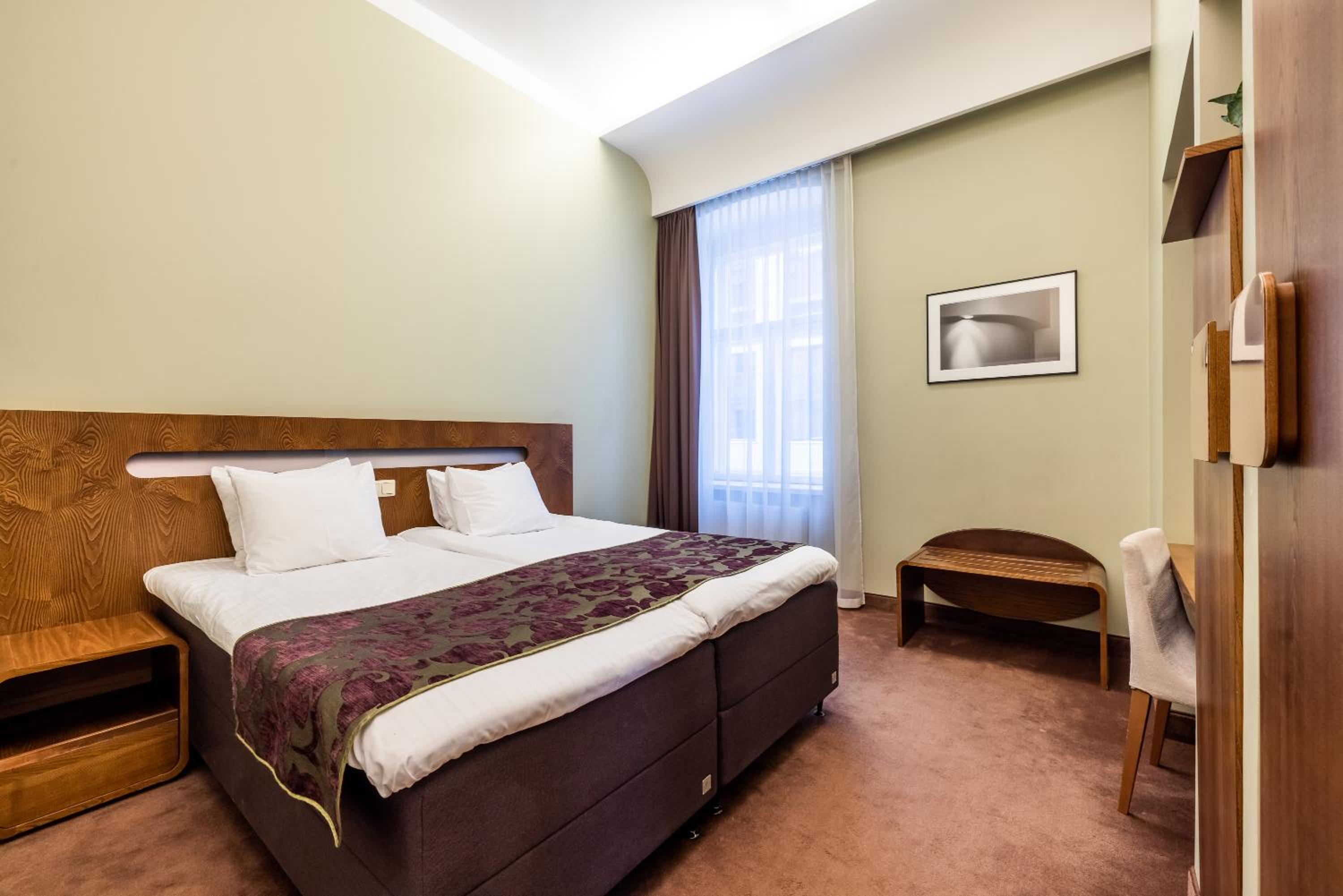 LONDON HOTEL 1025318 — 9