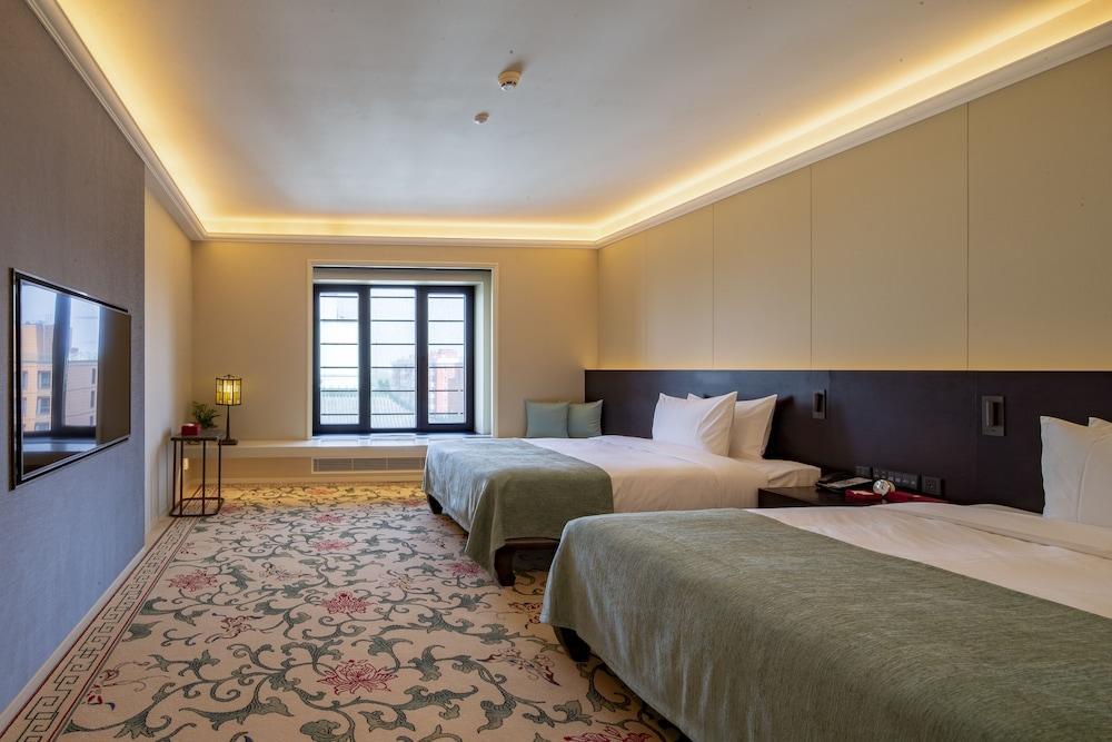 GRAND HOTEL — 10