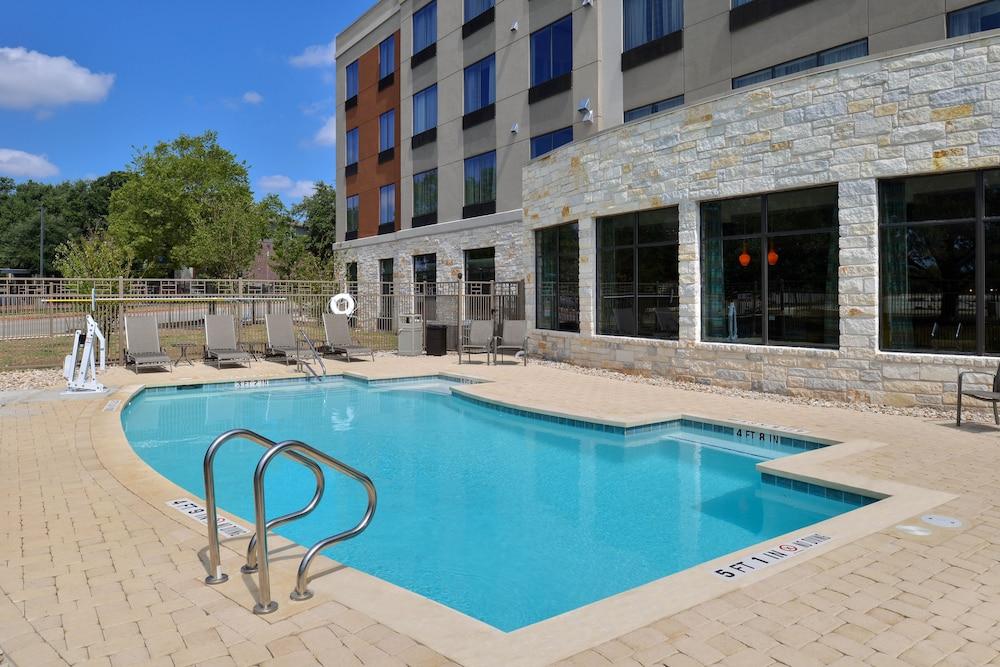 Holiday Inn Express and Suites Austin South — 3