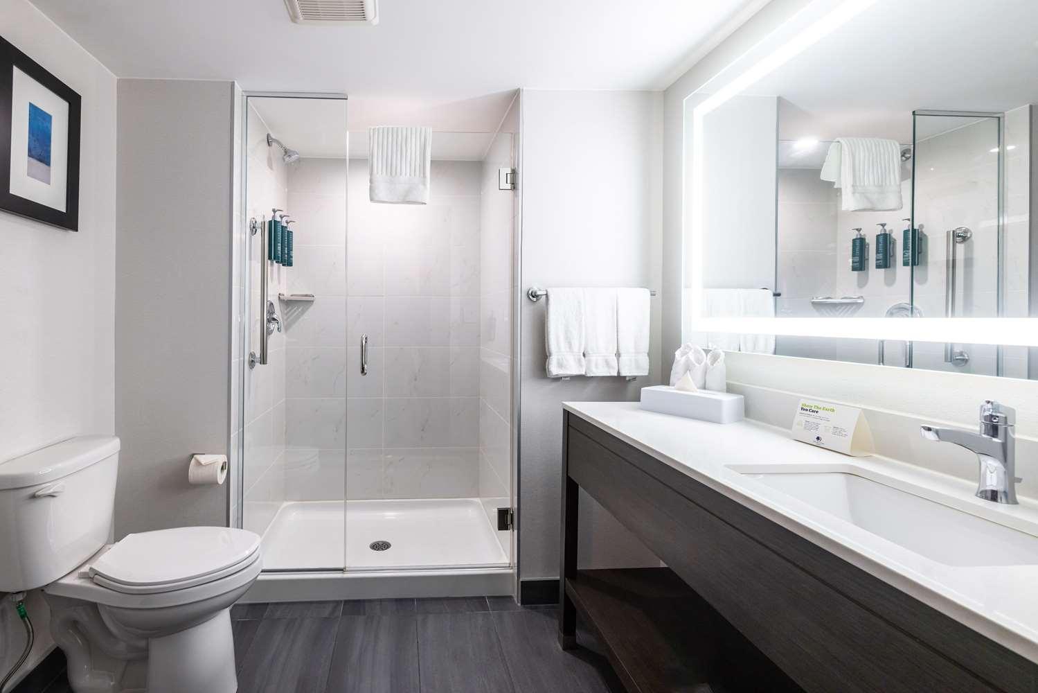 DoubleTree by Hilton Calgary North 83776 — 3