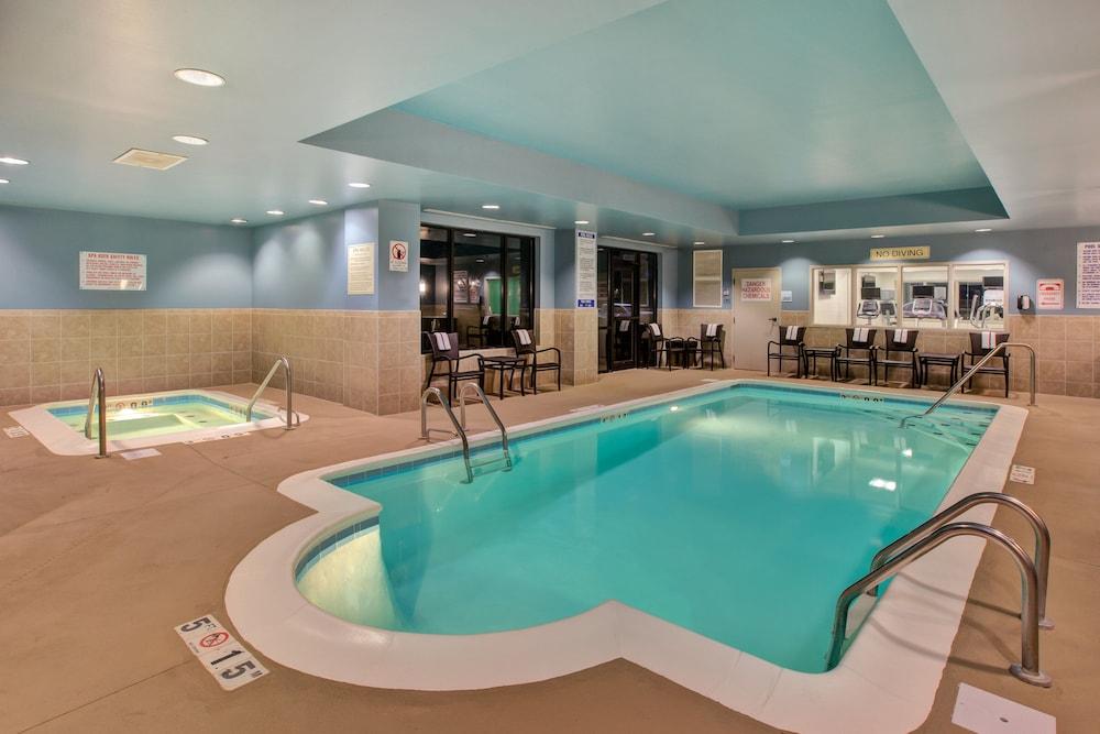 Holiday Inn Express Hotel and Suites Fort Wayne — 6