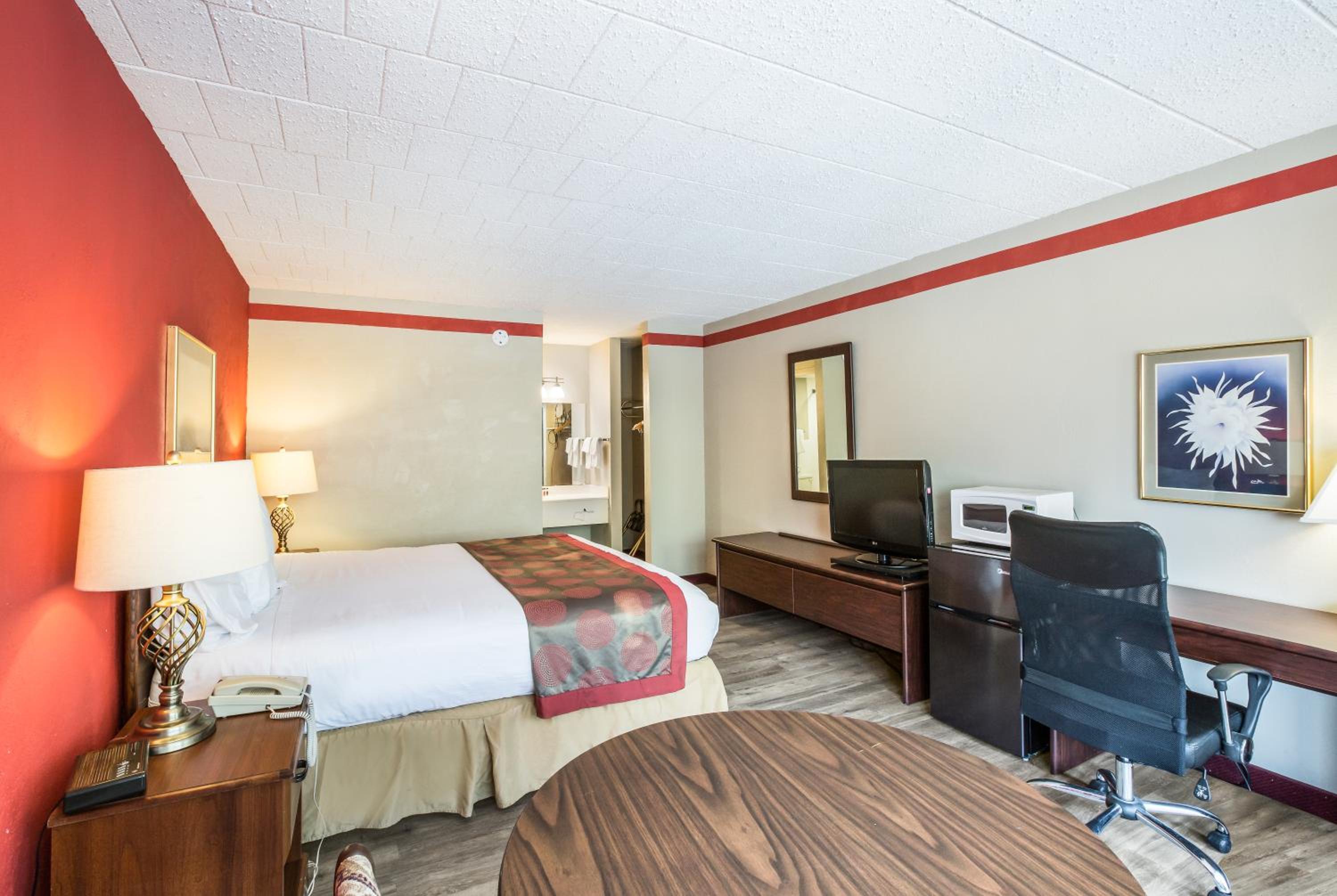 Red Carpet Inn and Suites Hazleton — 7