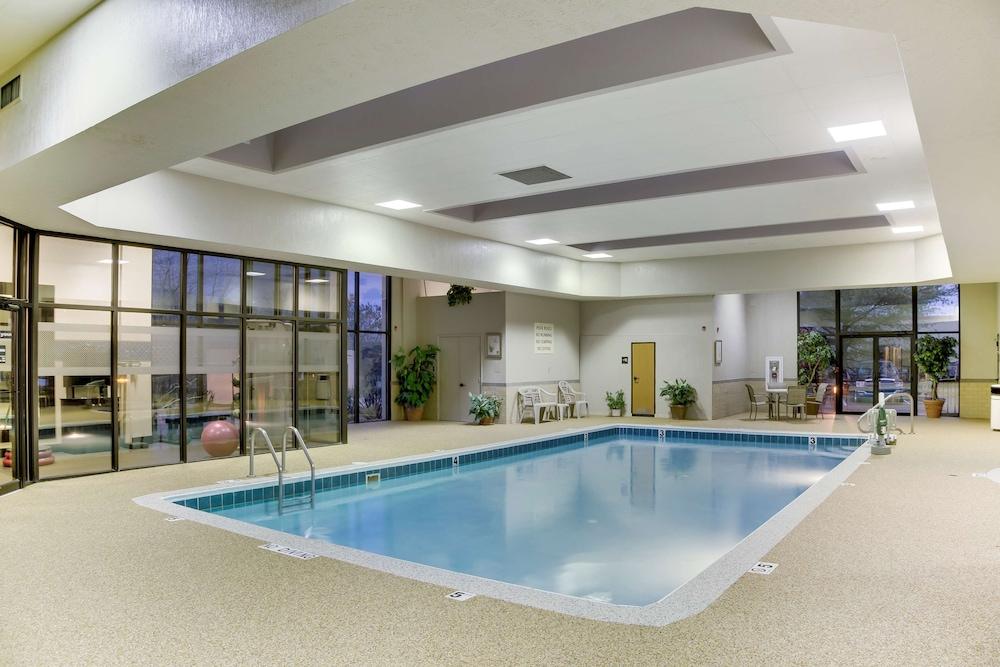 Wingate by Wyndham Cranberry — 8