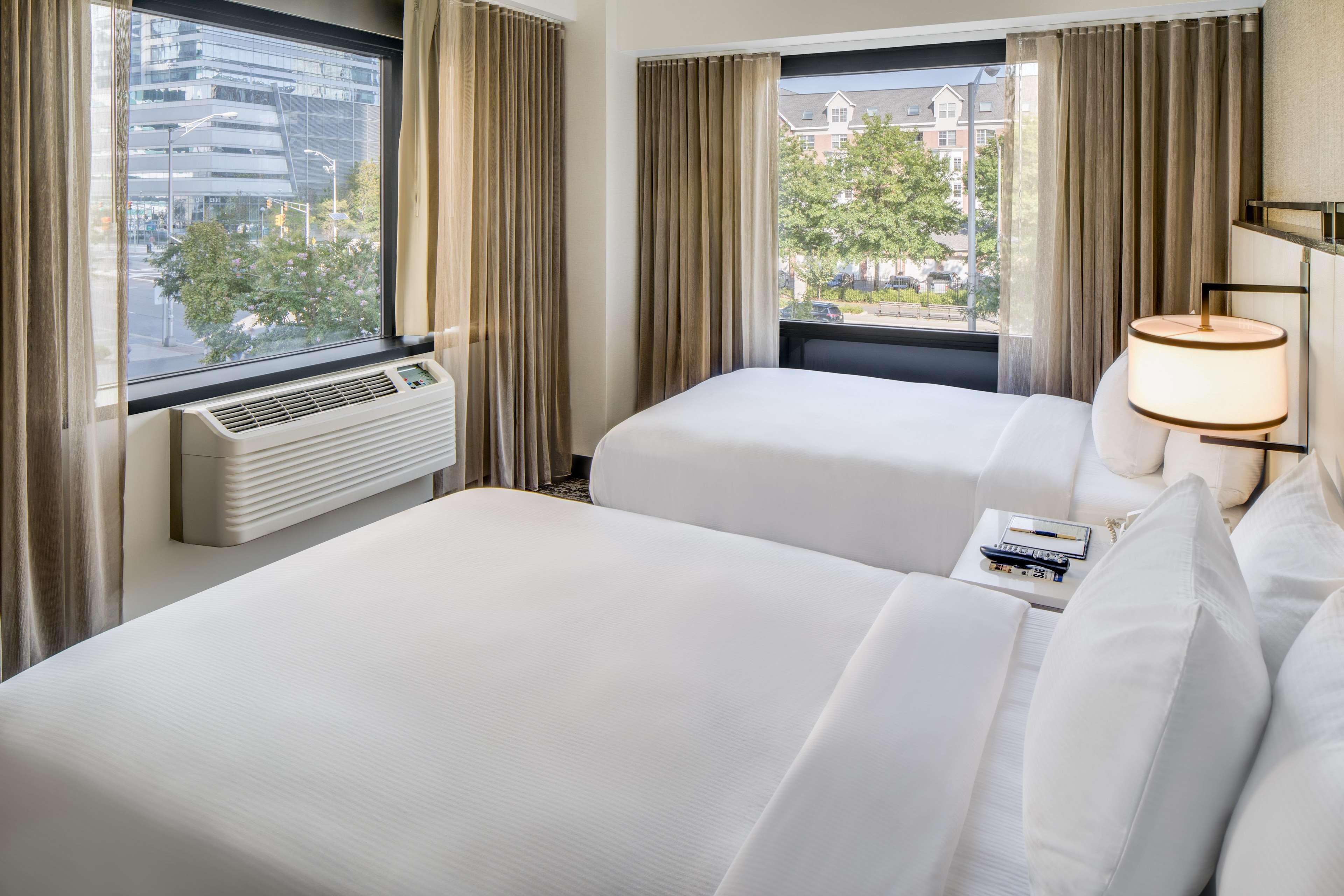 DoubleTree by Hilton Hotel Jersey City — 10