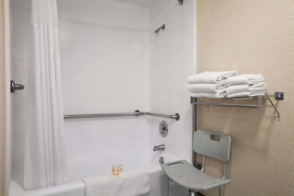 Days Inn by Wyndham Gilroy — 3