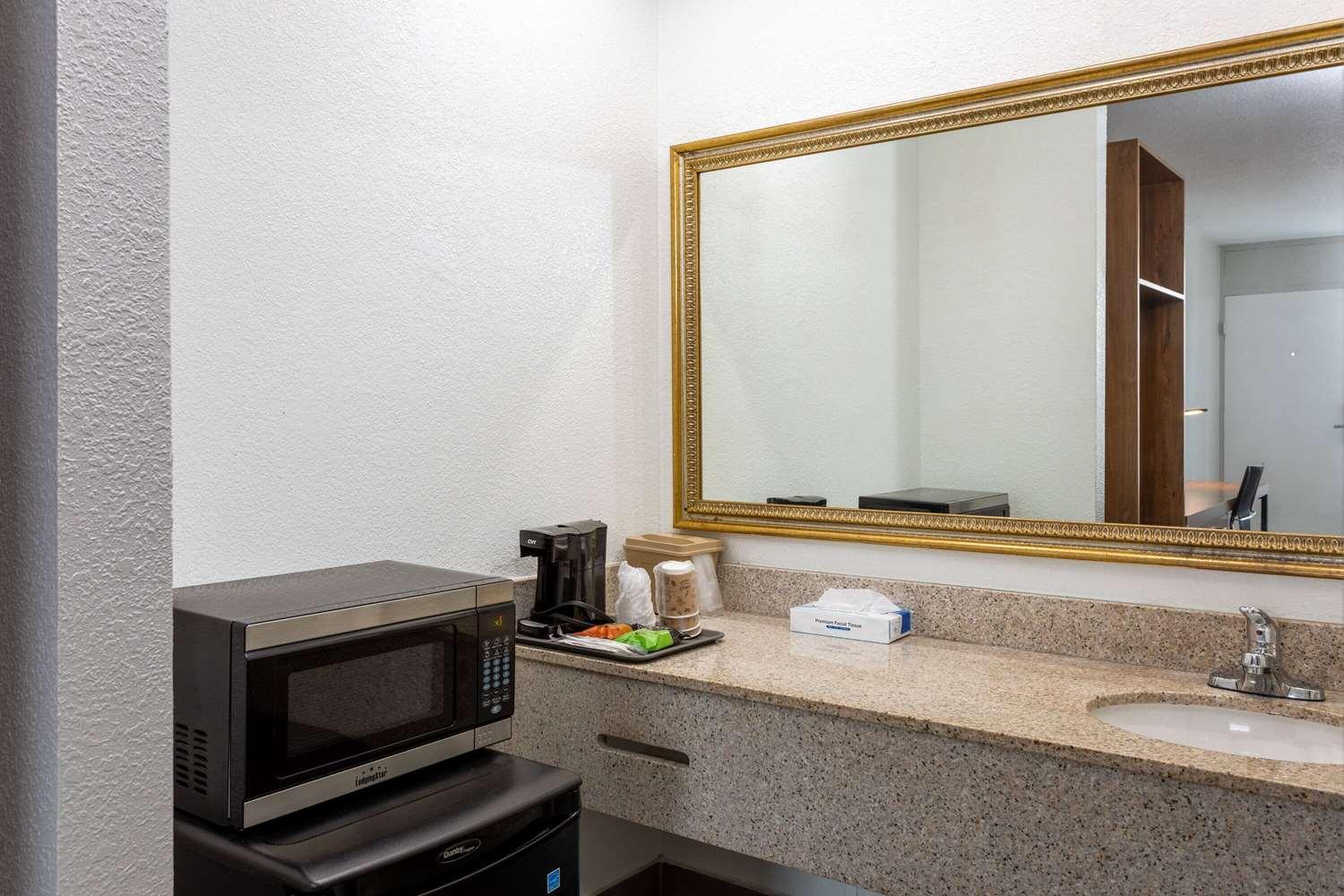 Ramada by Wyndham Altamonte Springs Near I-4 — 6