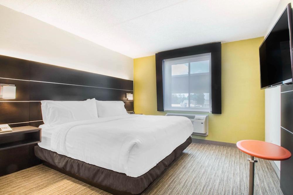 Holiday Inn Express And Suites Albany Airport- Wolf Road — 8