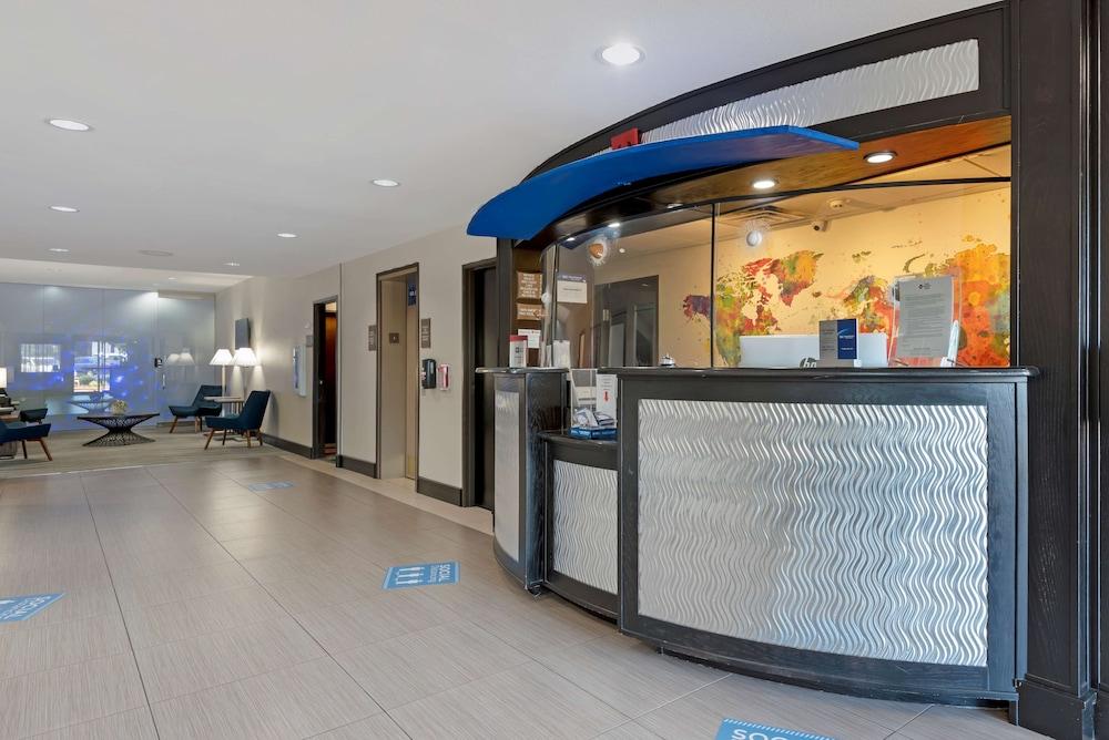 Best Western Plus Arlington North Hotel and Suites — 4