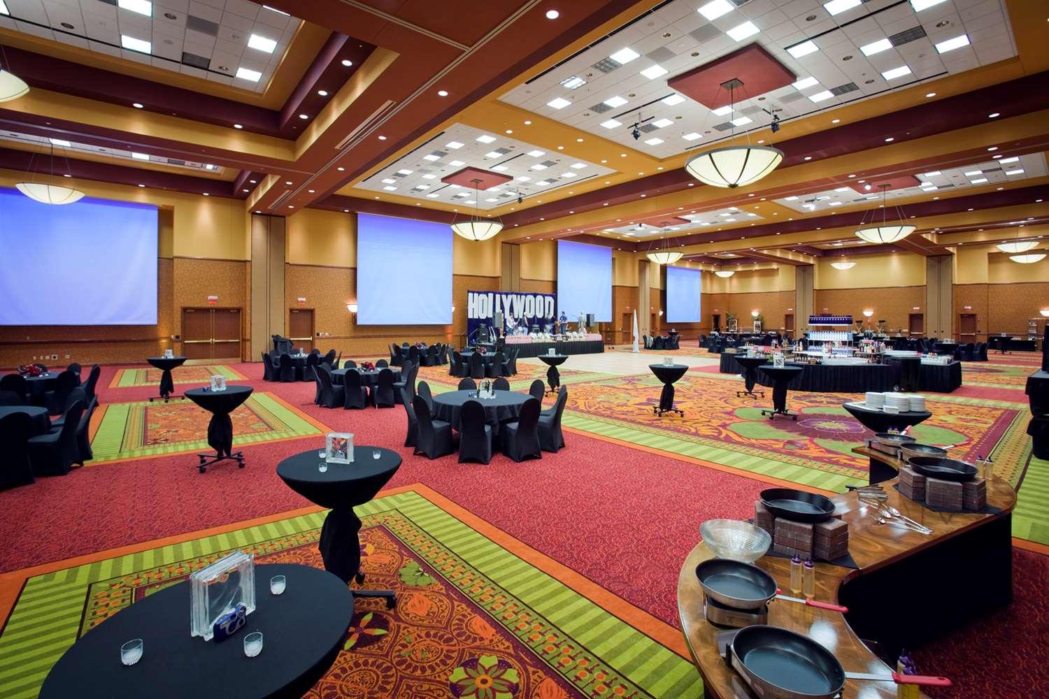 Embassy Suites By Hilton E Peoria Riverfront Conf Center — 4