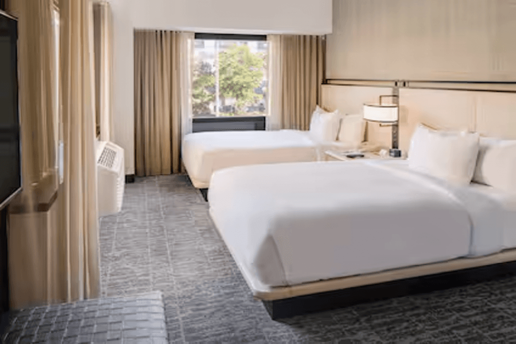DoubleTree by Hilton Hotel Jersey City — 6